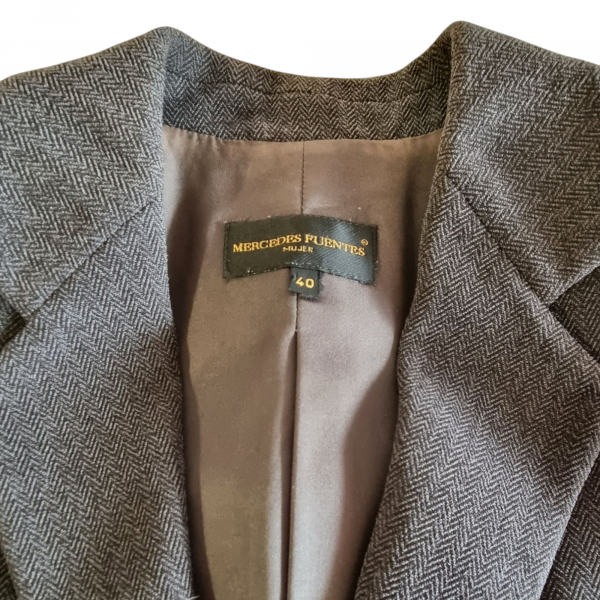 Traje Pantalón Gris Espiga Mercedes Fuentes - Imagen 4